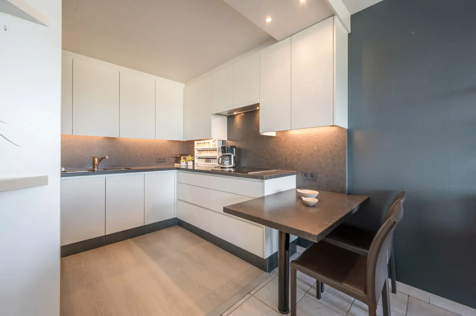 Ruime studio met het comfort van een 1-slaapkamerappartement op toplocatie aan zee! foto 8