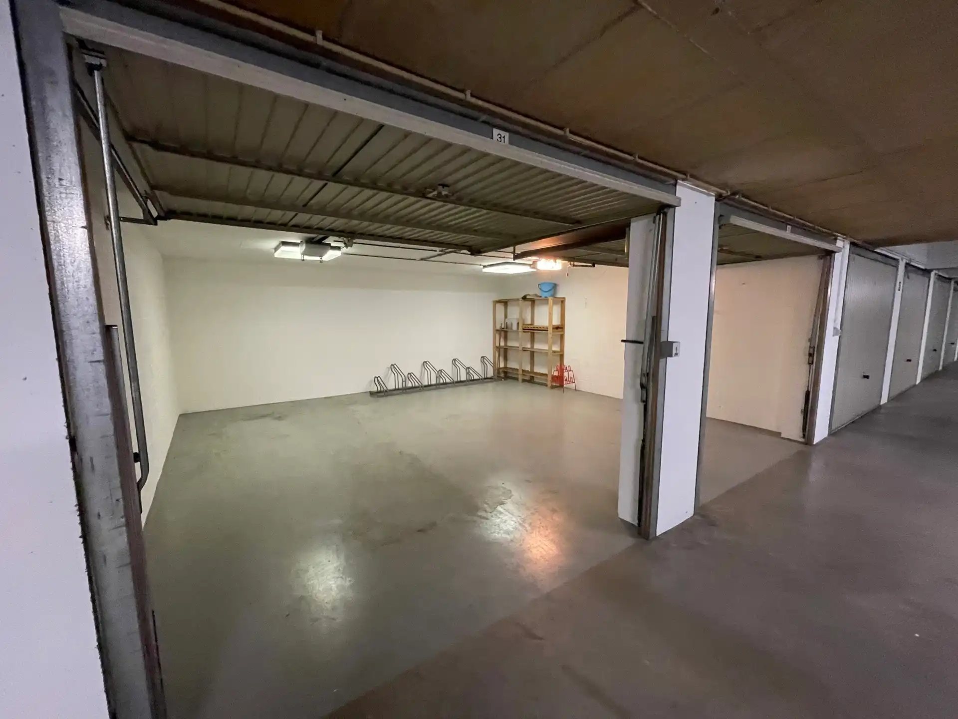 Dubbele, gesloten garagebox, gelegen in de Res. "Bartavelle" foto 5