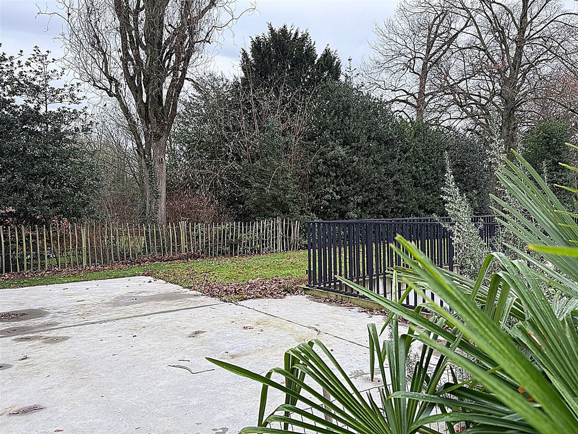 APPARTEMENT (gelijkvloers) met terras / tuin, 1 slaapkamer, ruime bergingen & autostaanplaats foto 12