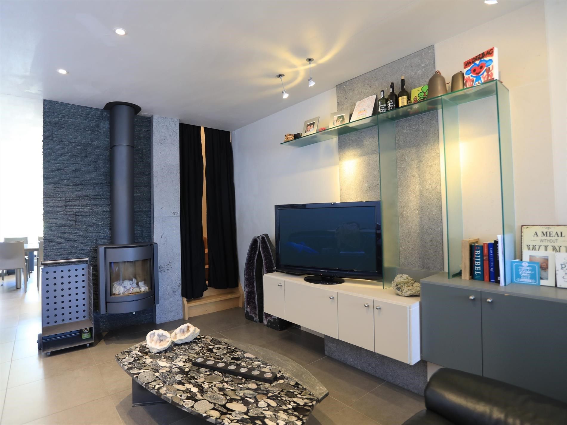 Zeer verzorgde woning met 2 slaapkamers - vlakbij het centrum van Izegem foto {{pictureIndex}}