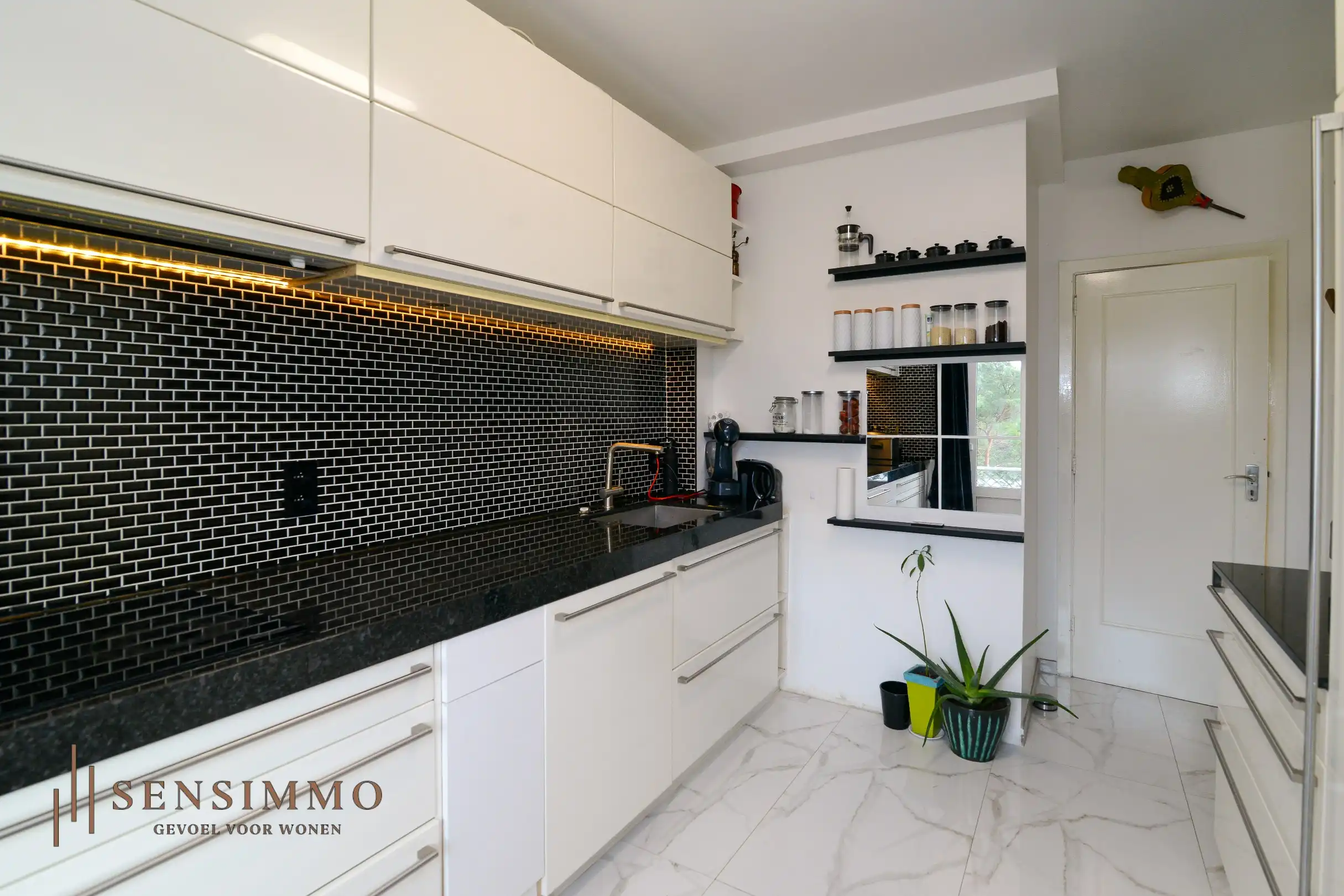 Lichtrijk en ruim 4 slaapkamer appartement met parking vlakbij Genk centrum! foto 10