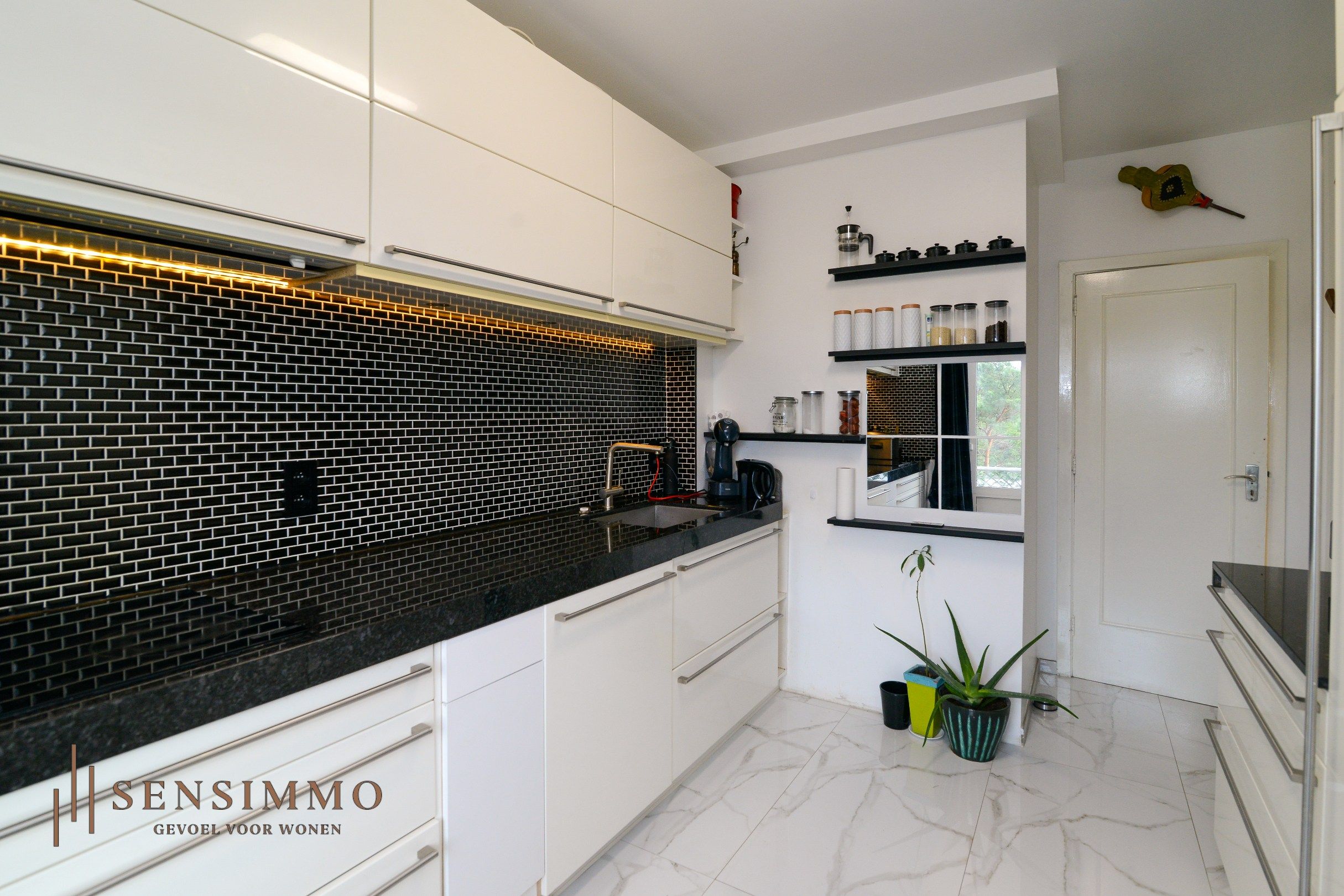 Lichtrijk en ruim 4 slaapkamer appartement met parking vlakbij Genk centrum! foto 10