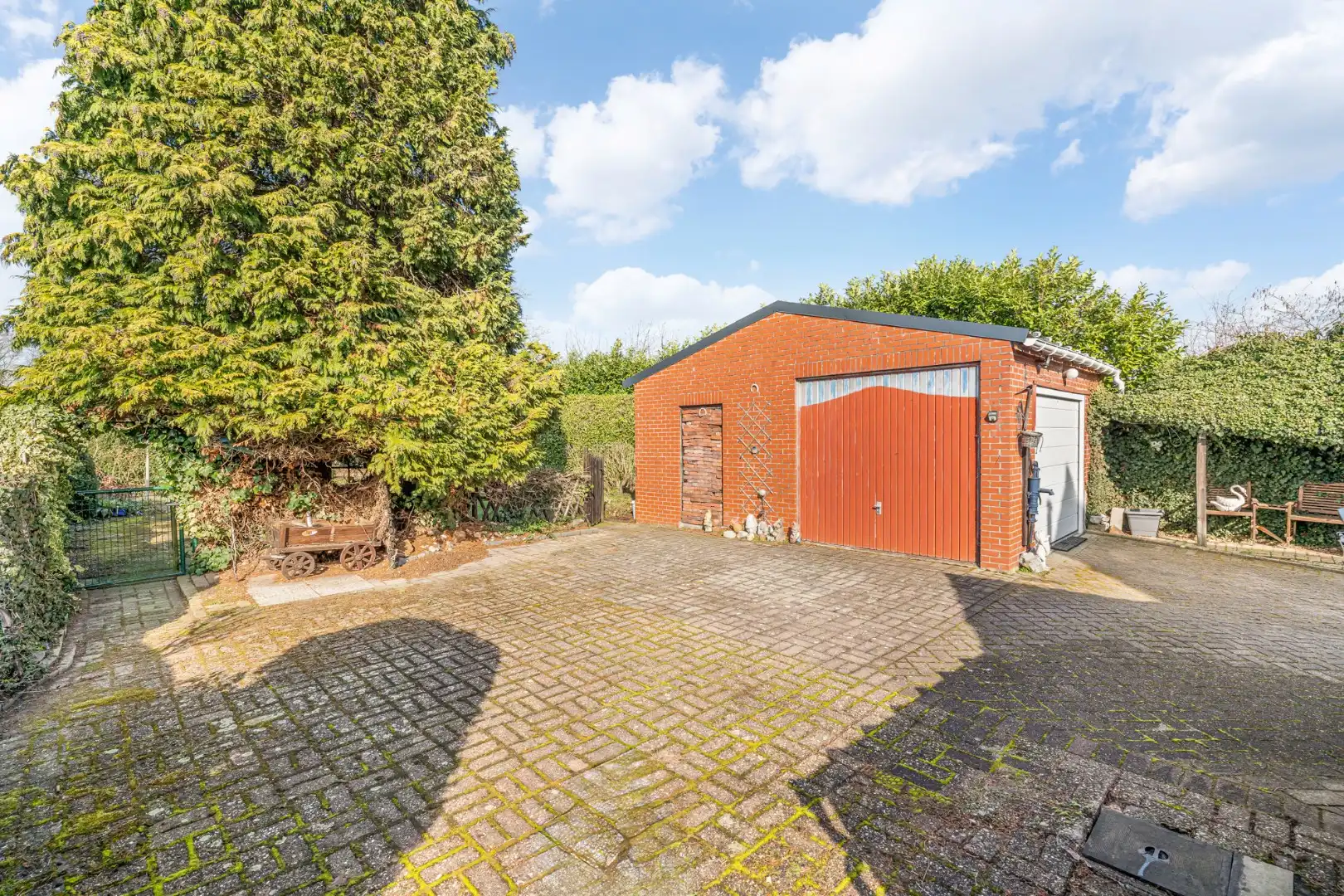 Halfvrijstaande gezinswoning met veel mogelijkheden op een perceel van 8are!  foto 31