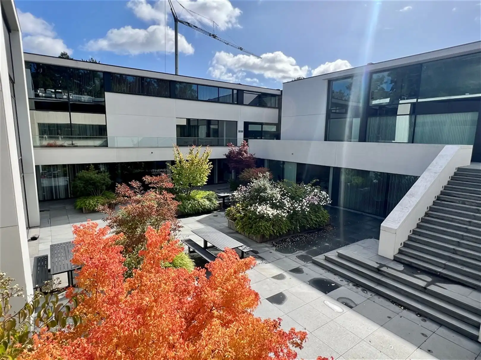 Ingericht kantoor met een overvloed aan natuurlijk lichtinval vlakbij de E40 foto 2