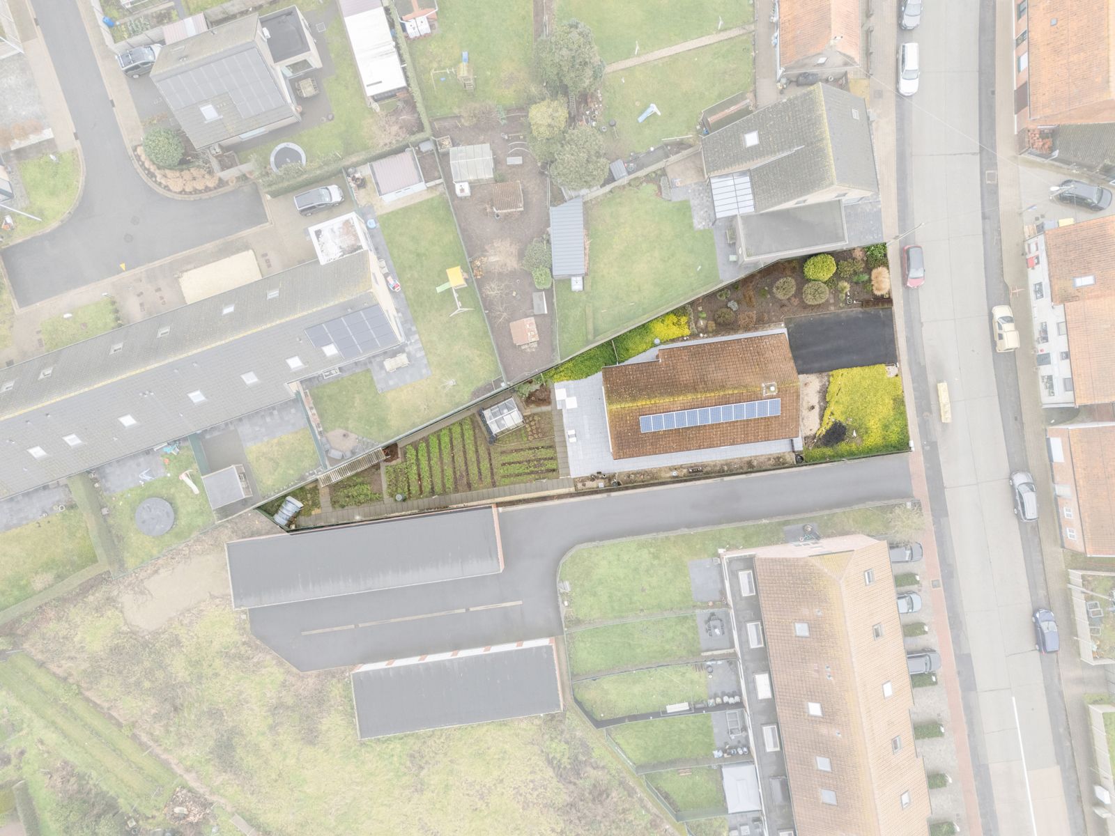 Alleenstaande woning op ruim perceel van 756 m² foto 3