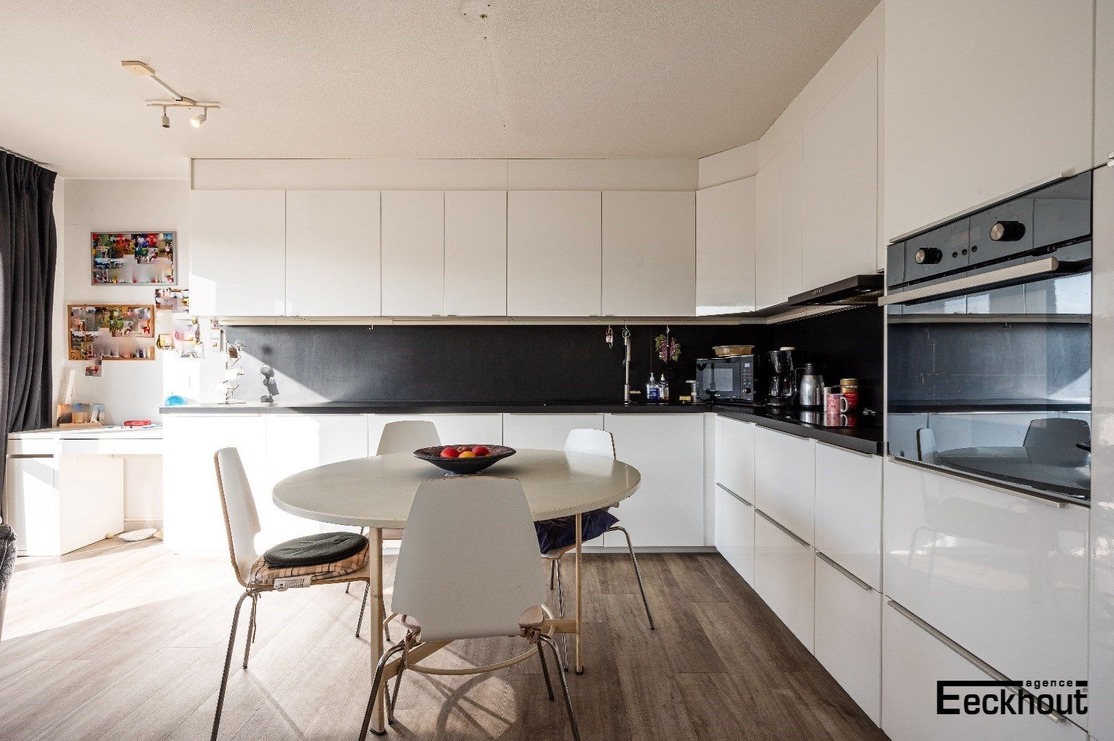 Instapklare woning met garage en tuin op enkele passen van het strand! foto 2