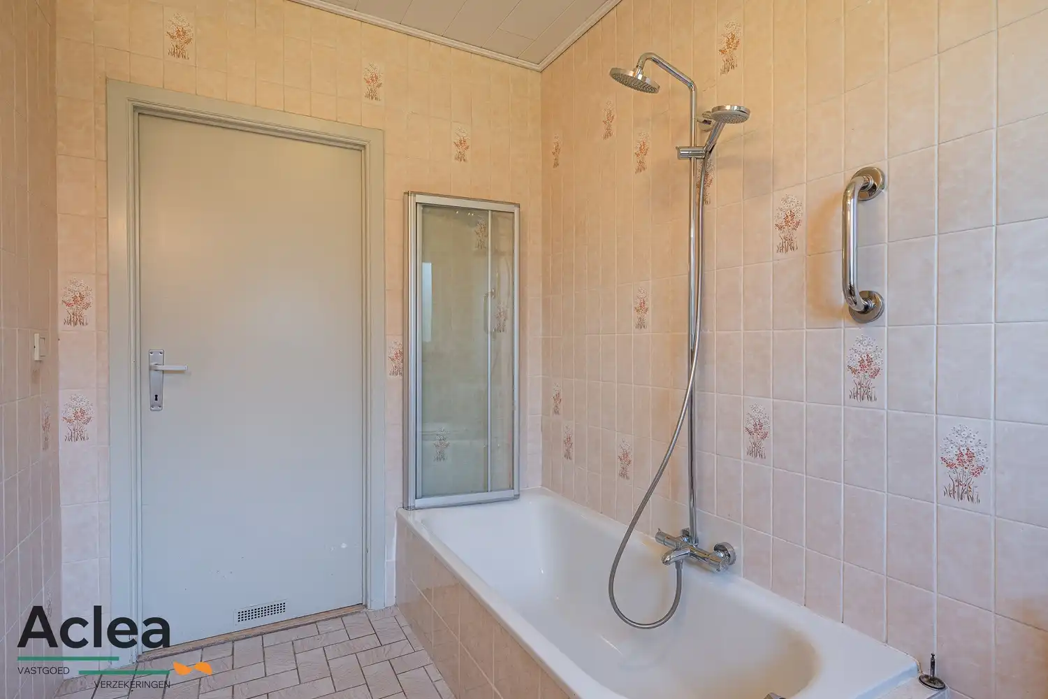 Vrijstaande woning op een zeer goede locatie in Vinderhoute. foto 16