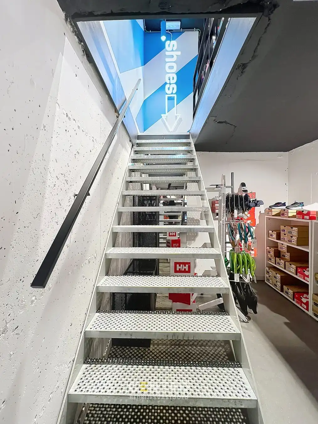 Instapklare commerciële ruimte van ca. 300 m². Uitstekend gelegen met veel passage en zichtbaarheid, ideaal voor retail of showroomconcepten ! foto 16