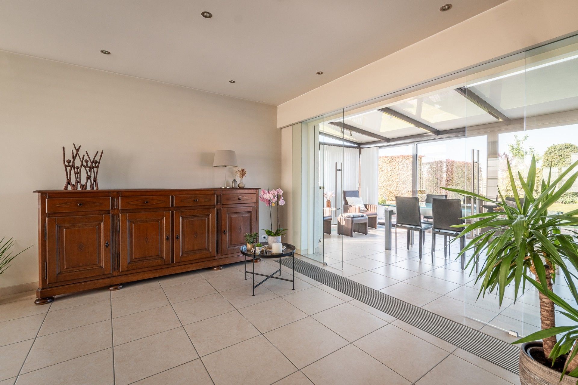 Rustig gelegen, ruime woning met magazijn foto 6