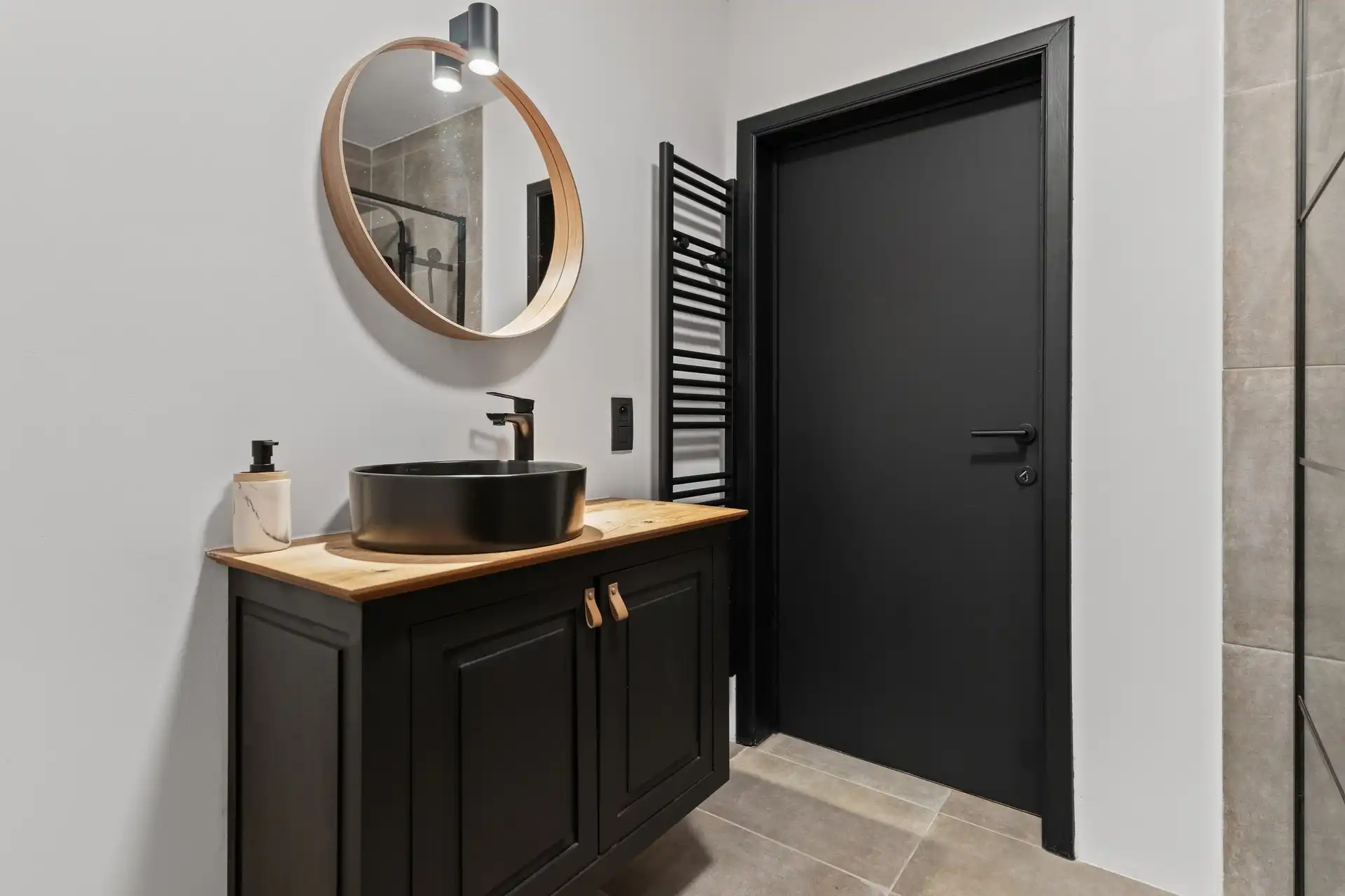 Volledig vernieuwd appartement met lichtrijke leefruimte en rustig terras foto 10