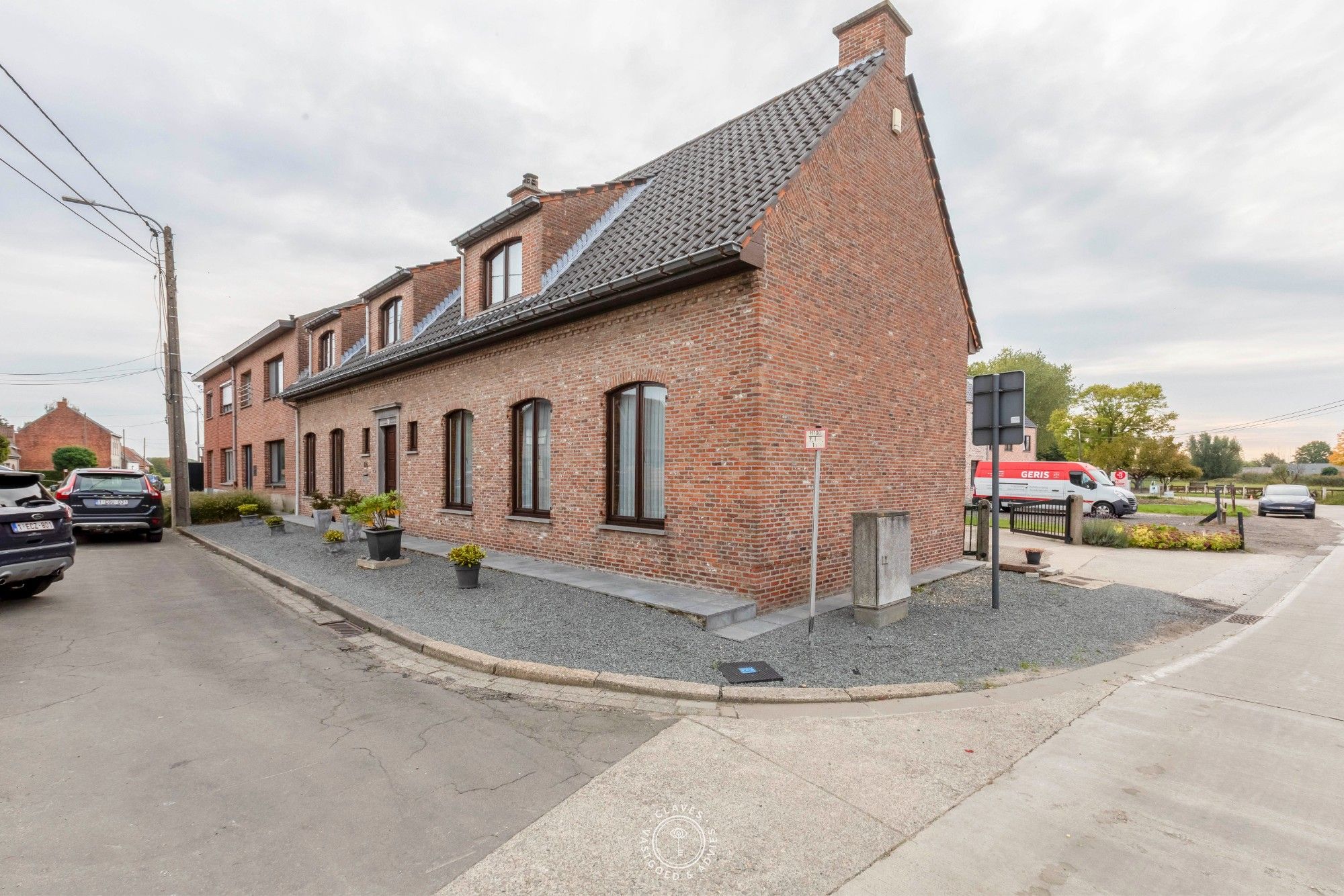 Charmante en ruime woning met 4 slaapkamers en 3 garages foto 21