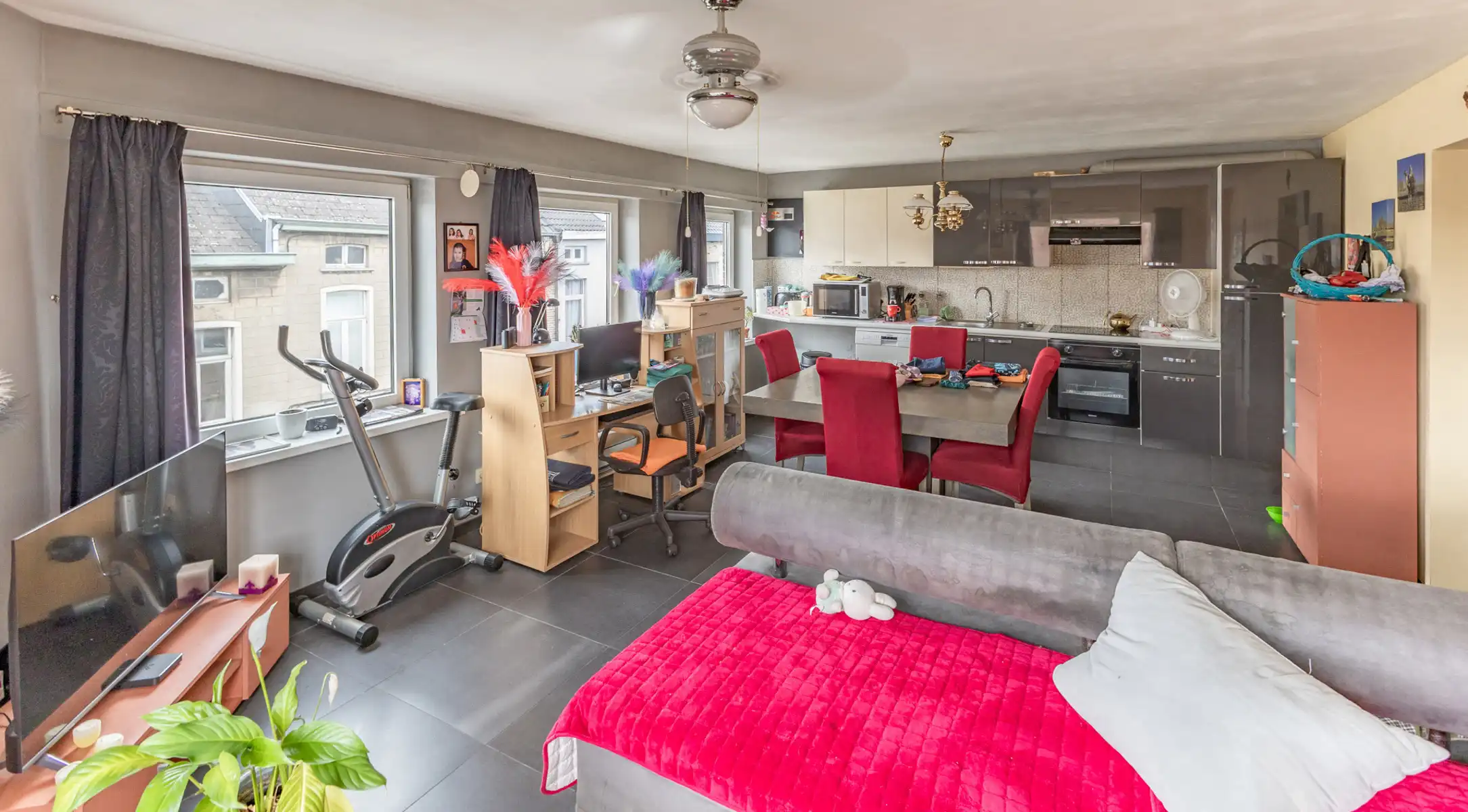 Opbrengsteigendom met handelspand & 2 appartementen foto 3