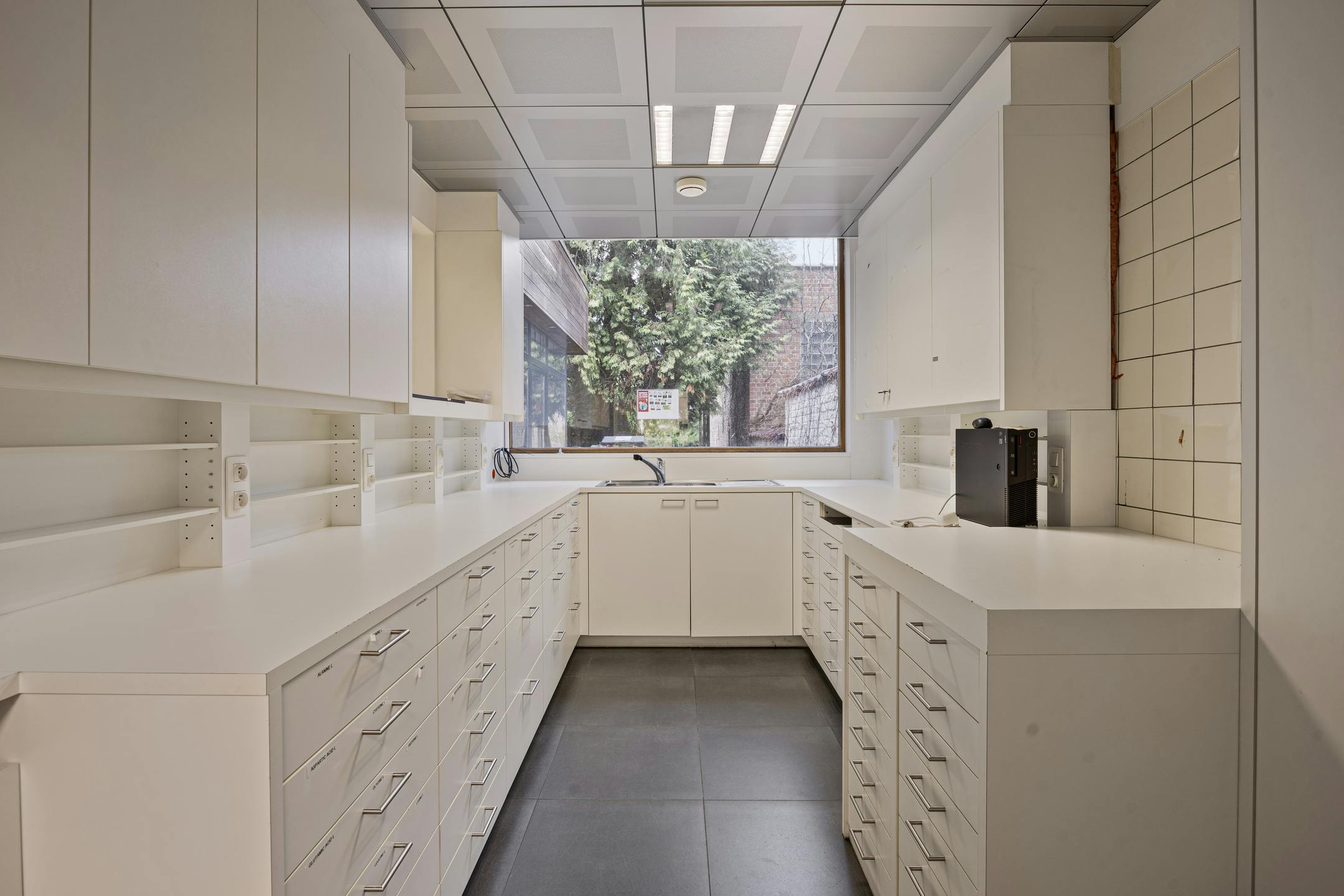 Commerciële ruimte met duplex-appartement te koop in Evere foto 5