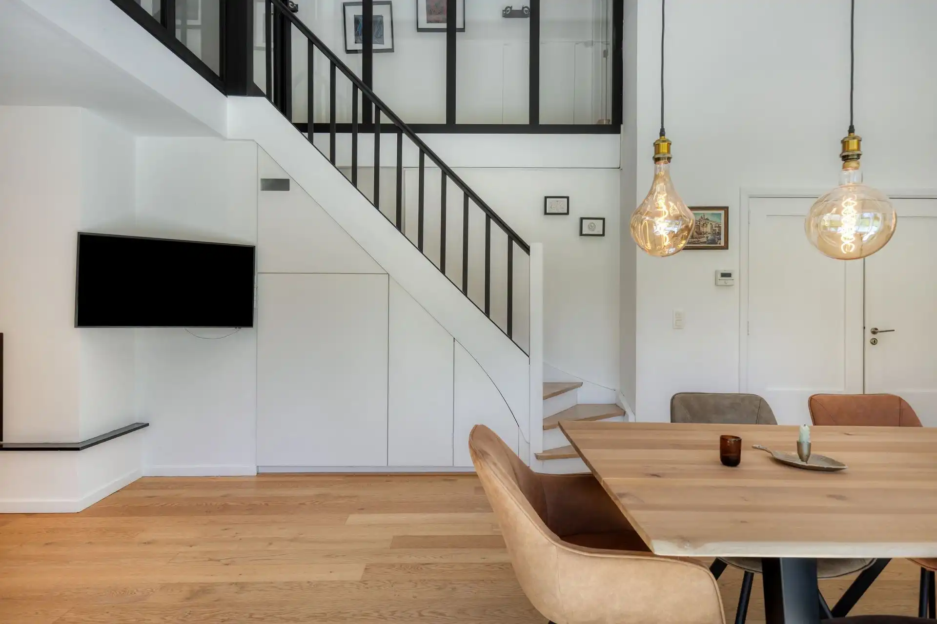 Volledig gerenoveerde hedendaagse villa ±487 m² in de Marnix wijk foto 8