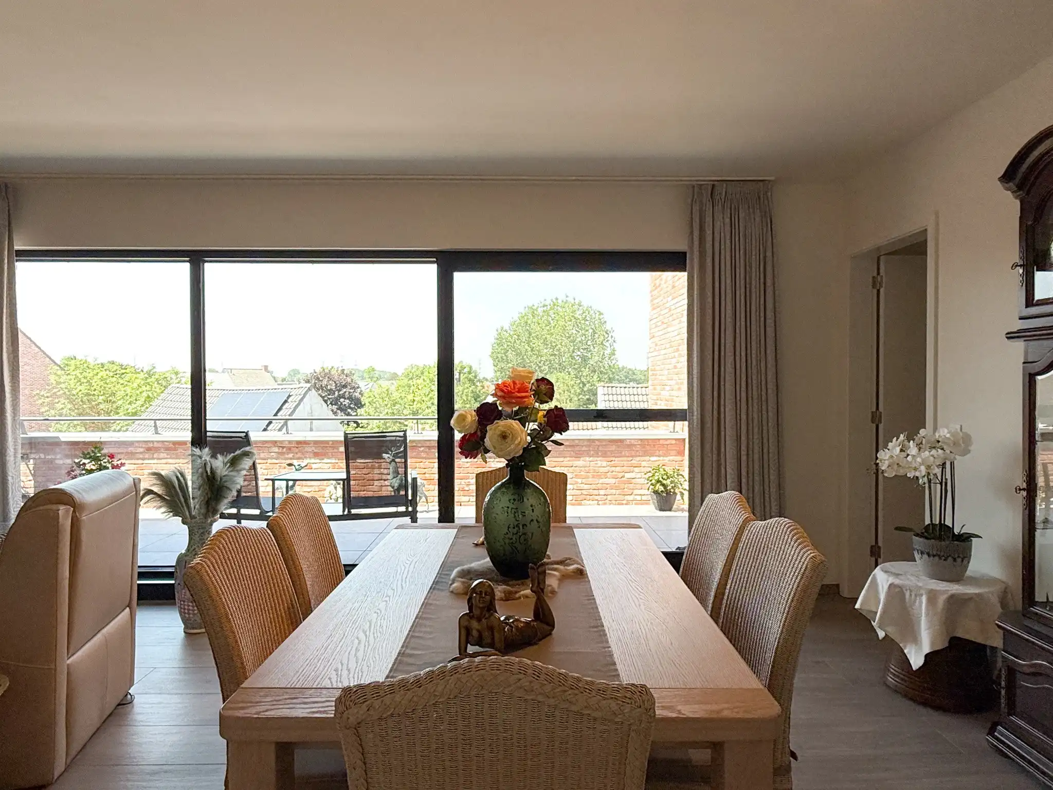 Ruim  nieuwbouwappartement van 113m² met twee slaapkamers , terras en autostaanplaats foto 5