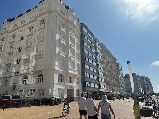Handelspand  op topligging  .  Strandplein.   Ruim 200 m2  .       Tegen 1 juni volledig nieuw afgewerkt.   Zowel te koop of te huur.   foto {{pictureIndex}}