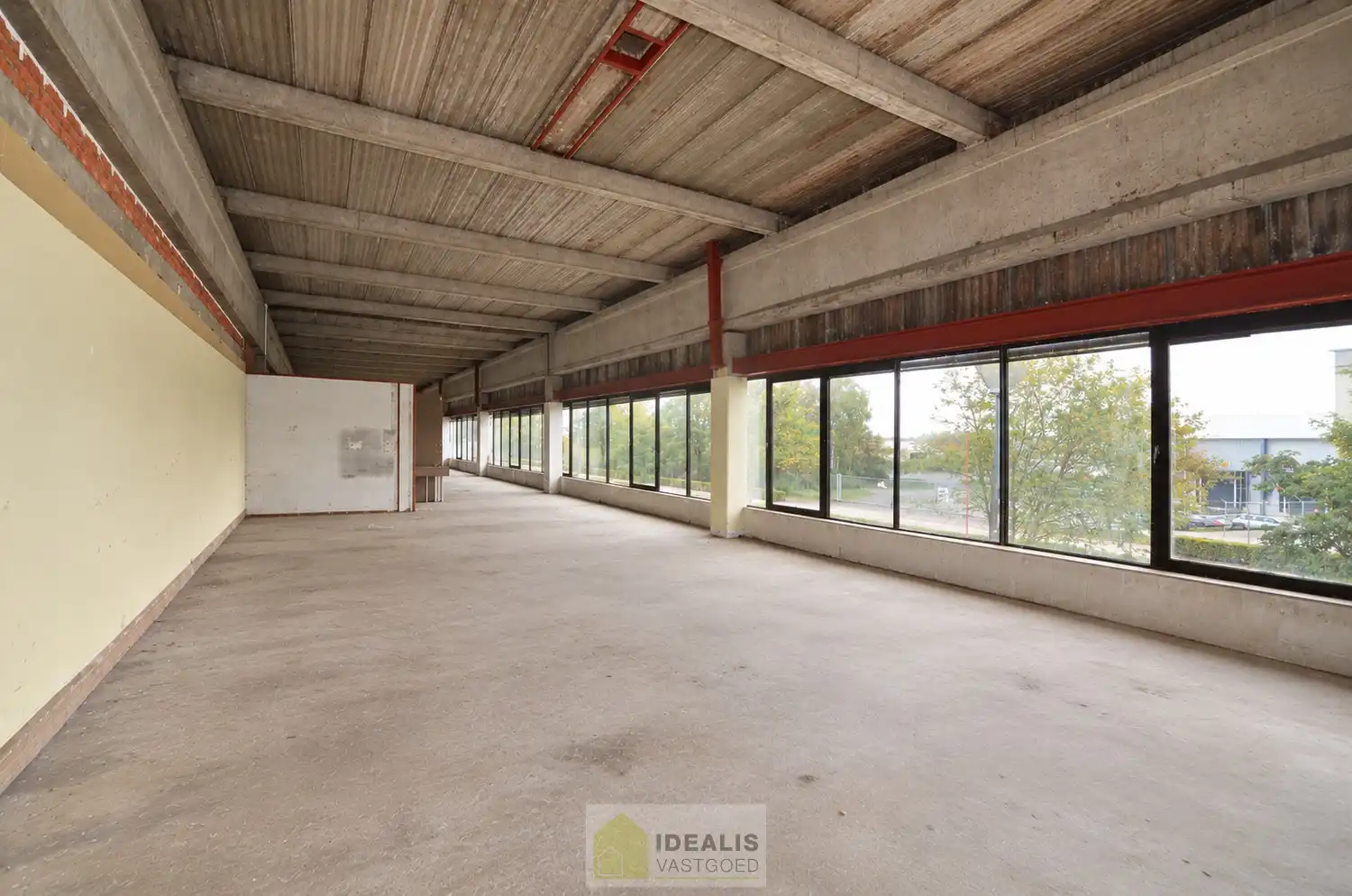 IDEALIS VASTGOED - UITZONDERLIJK RUIME NOG AF TE WERKEN KANTOORRUIMTE VAN MAAR LIEFST 408 M² OP STRATEGISCHE LOCATIE IN INDUSTRIEZONE LANKLAAR MET ZEER RUIME PARKEERGELEGENHEID! – Deze kantoorruimte omvat de volledige eerste verdieping van een bedrijfsgebouw en wordt aangeboden in casco staat, waarbij de toekomstige huurder de mogelijkheid heeft om de ruimtes volledig naar eigen wens en behoeften af te werken en in te delen. Verfraaiingswerken aan de gevel en het plaatsen van nieuwe glaspartijen zijn nog door en voor rekening van de verhuurder. Het pand geniet bovendien een uitstekende bereikbaarheid dankzij de nabijheid van de N75 en de autosnelweg E314, alsook van zeer ruime parkeergelegenheid! foto 9