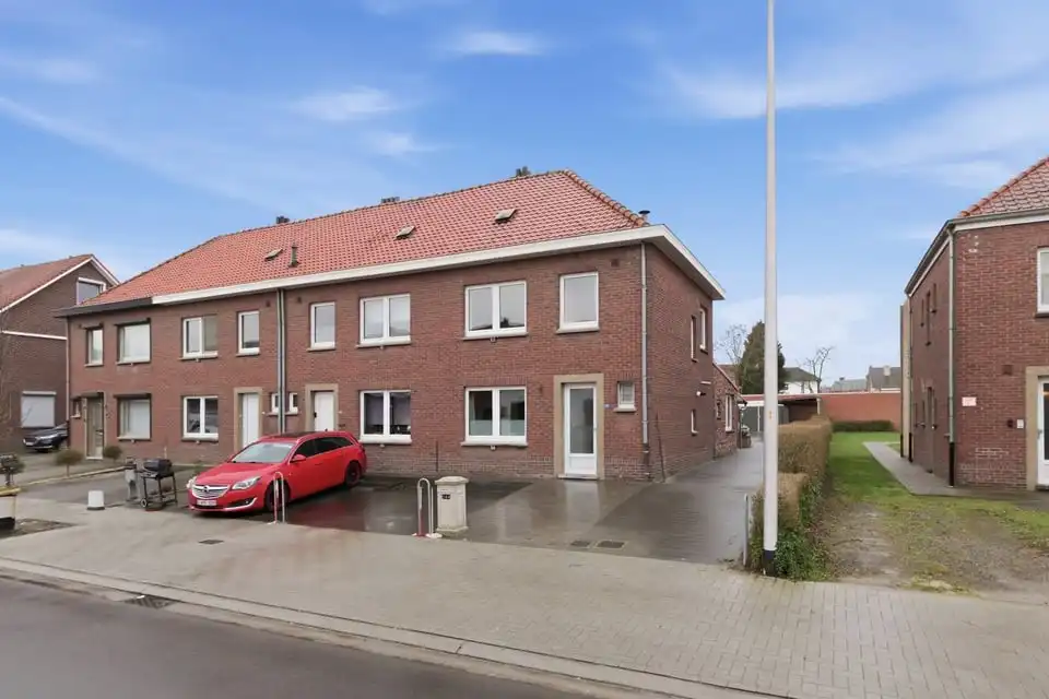 INSTAPKLARE WONING MET TWEE GARAGES IN TONGEREN foto 27