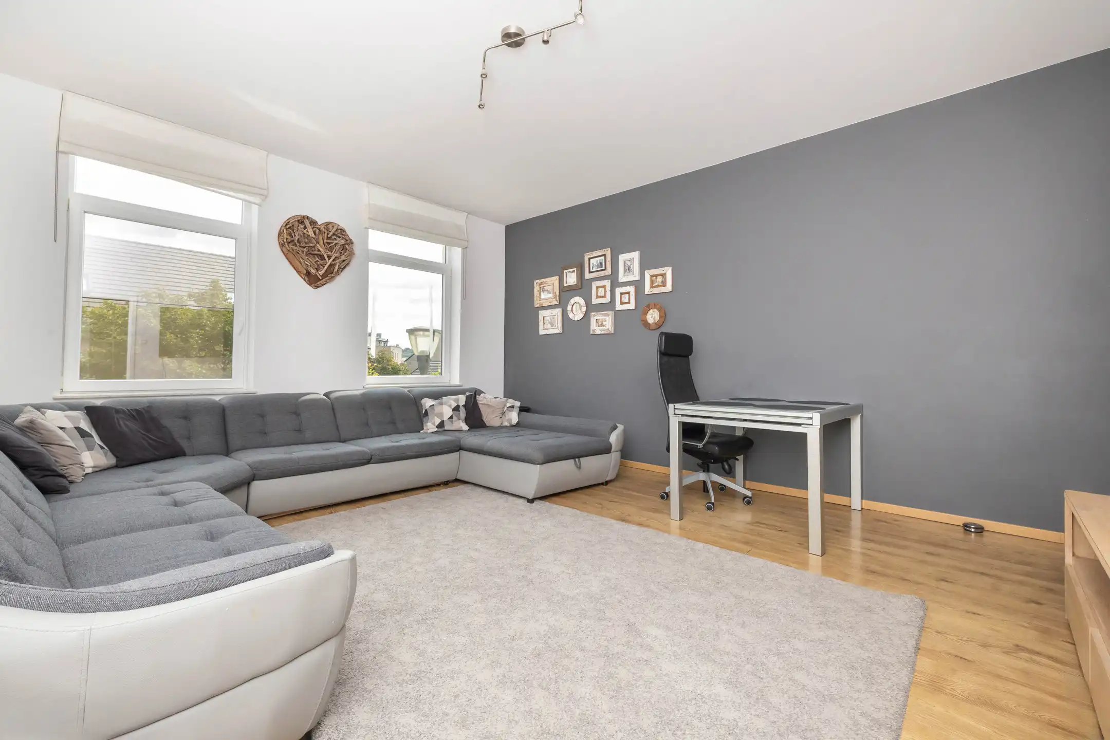 Woning van ± 150 m² met atelier/opslagruimte van ± 100 m² foto {{pictureIndex}}