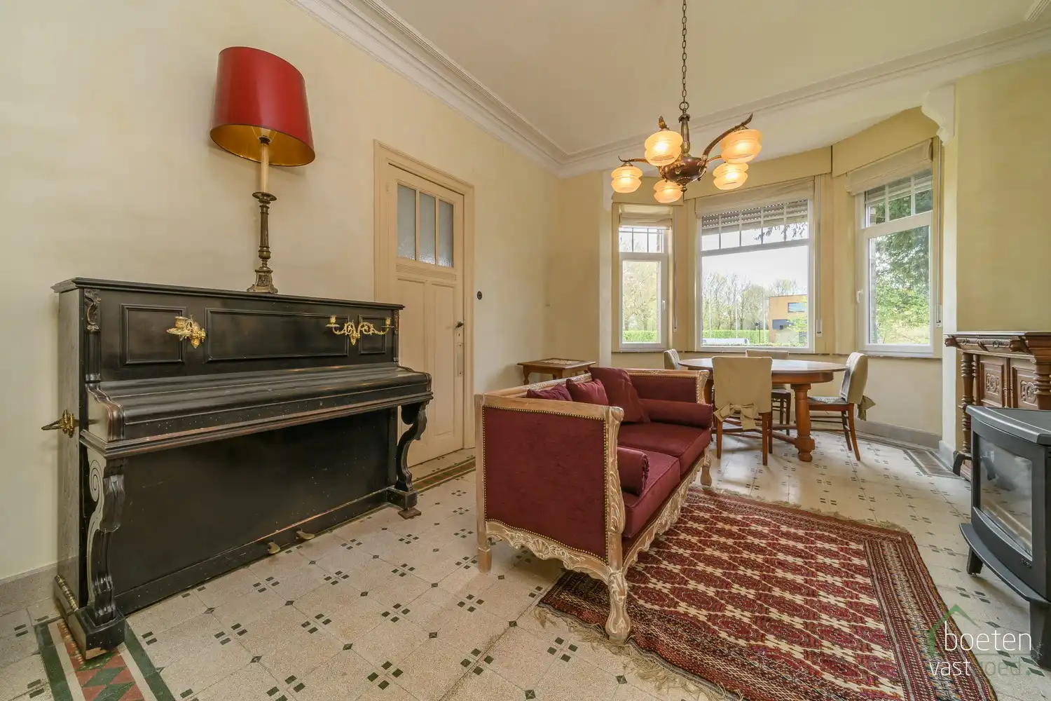 ALVERINGEM: Karaktervolle herenwoning uit het interbellum (jaren 30) met authentieke geveldetails en een warm landelijk interieur op 3.253 m² totale grondopp. foto 4