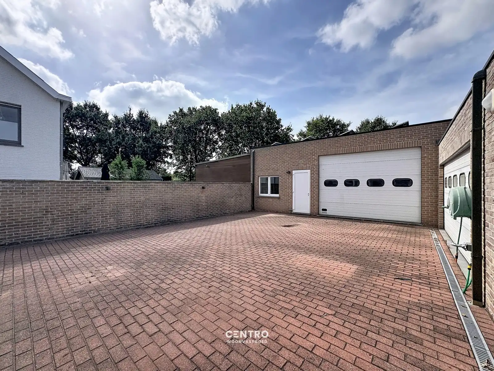 Ruime woning met opslagruimte in aangename omgeving! foto 9