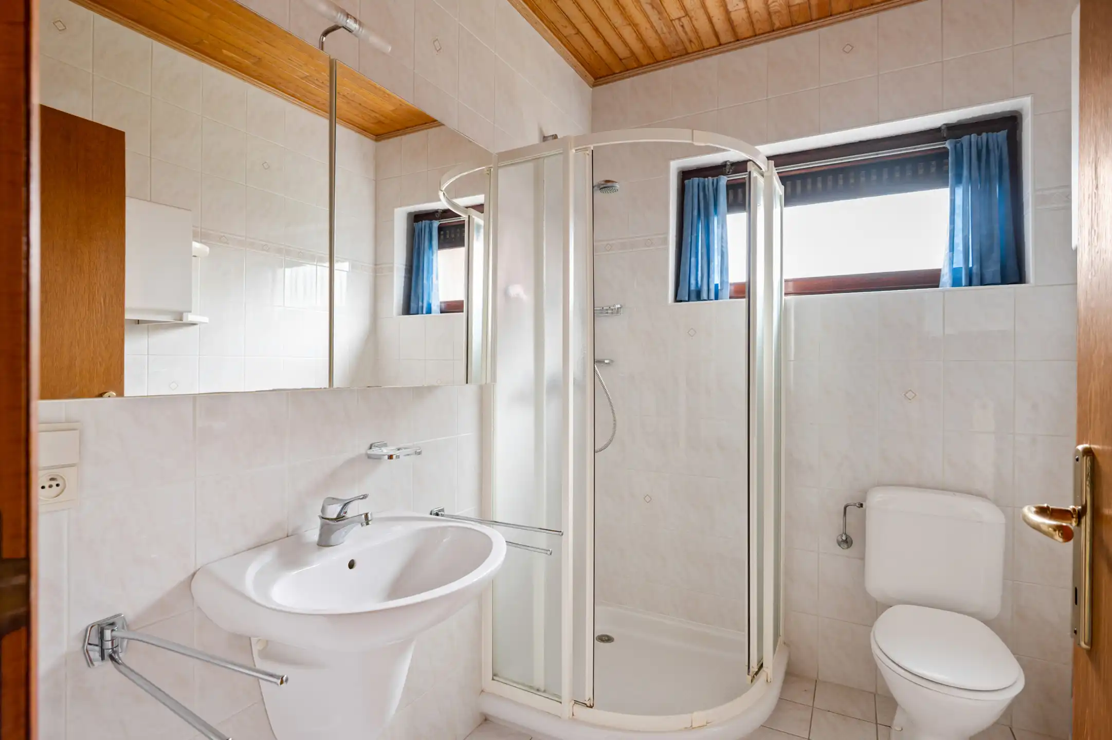 Charmante woning met grote tuin foto 11