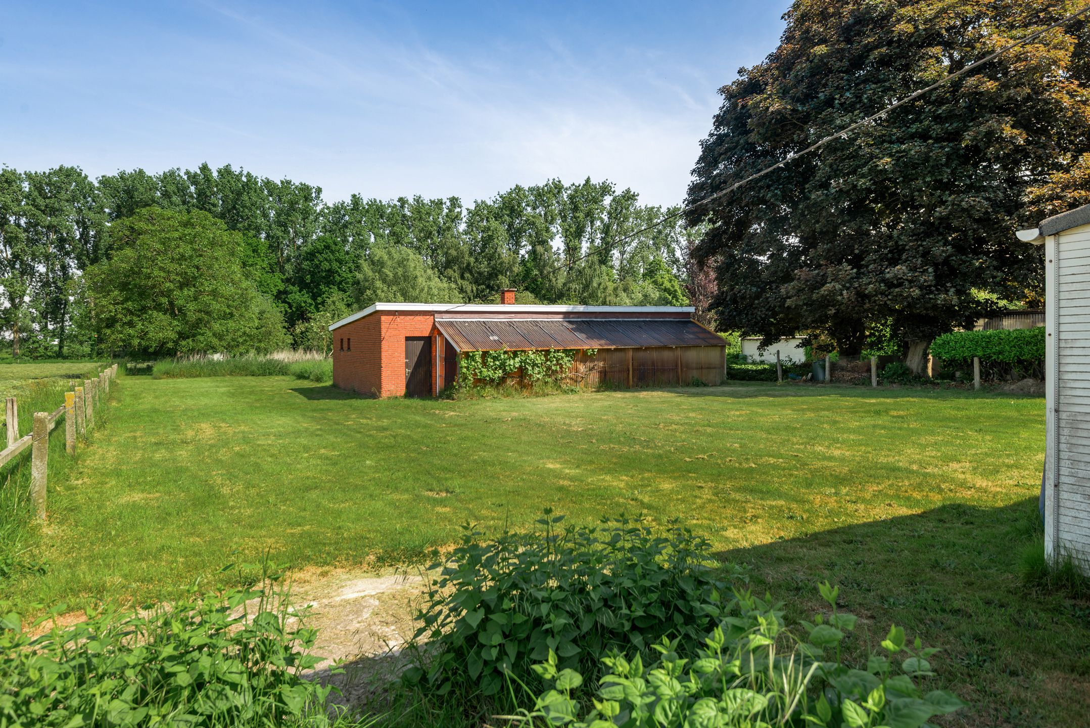 Te renoveren woning met schuur foto 2