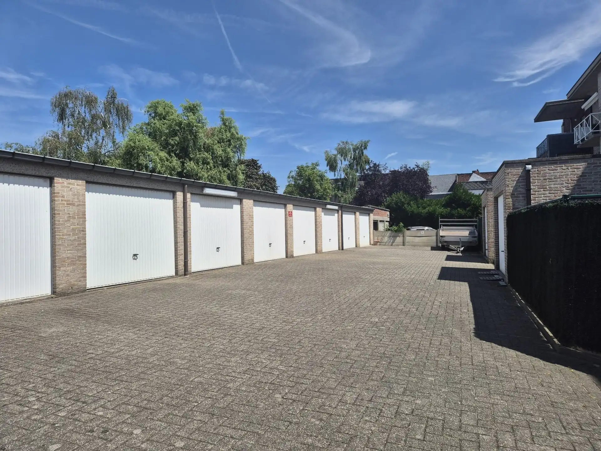 Ruim appartement met 2 slaapkamers, groot terras en garage foto 4