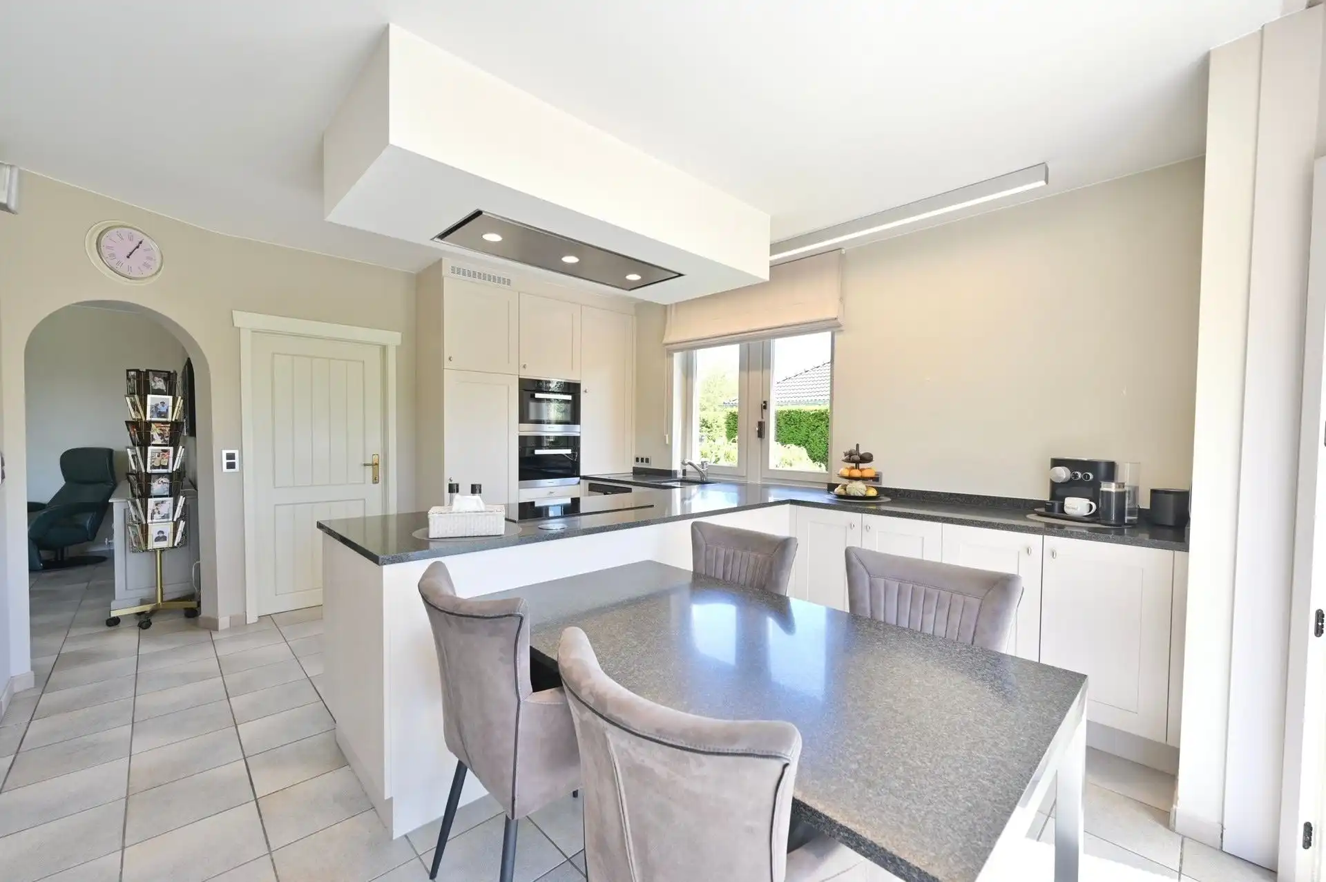 Prachtige Villa woning met 4 slaapkamers, nieuwe keuken en badkamer, dubbele garage met zuidgerichte tuin foto 6