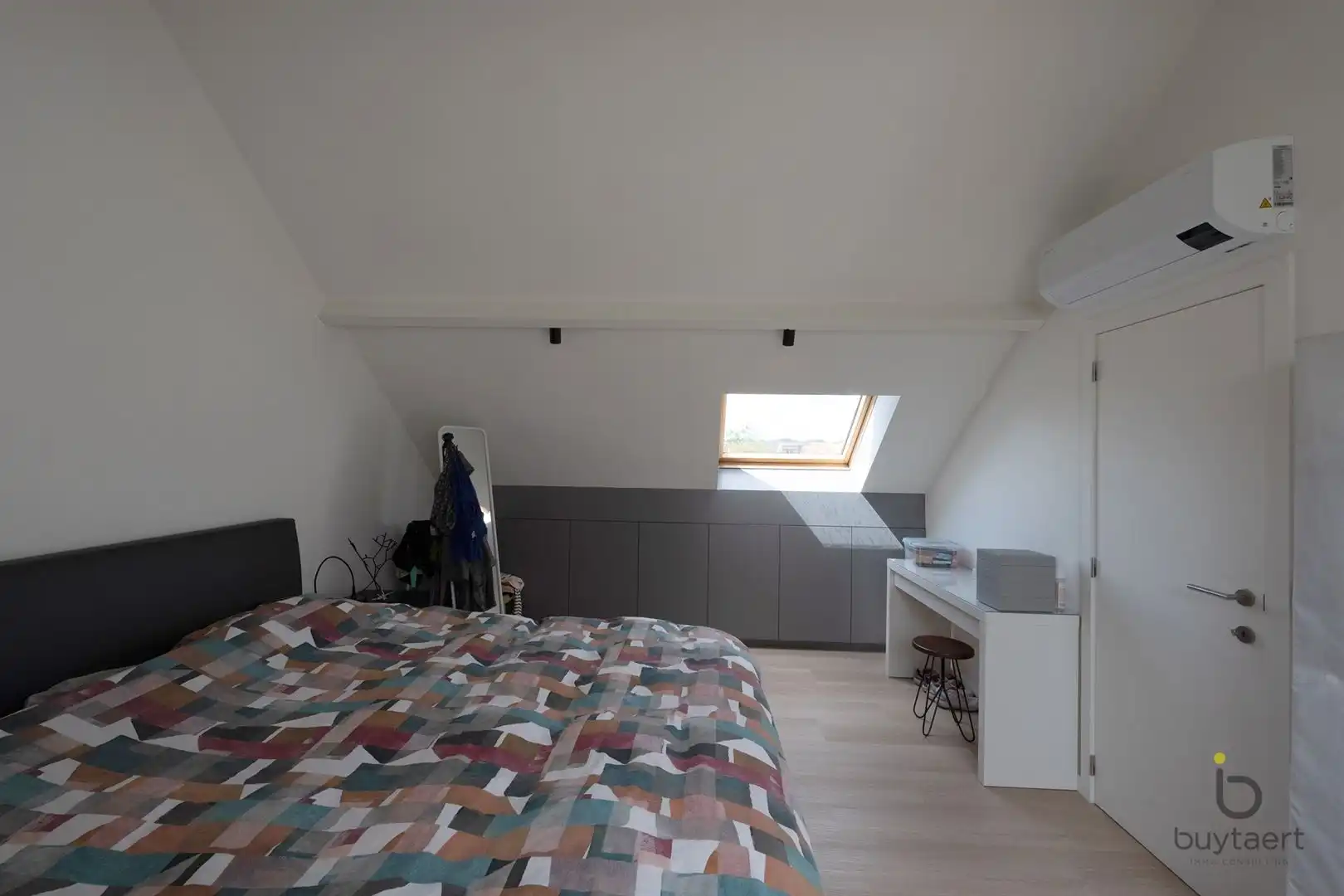 INSTAPKLARE CENTRAAL GELEGEN RIJWONING MET DRIE SLAAPKAMERS EN GEZELLIG TUINTJE! foto 26