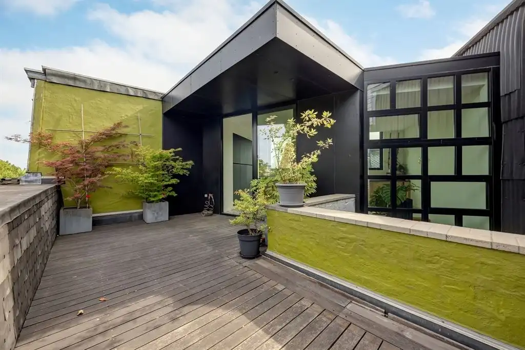 Unieke woning met eclectische gevels en dakterras foto 3