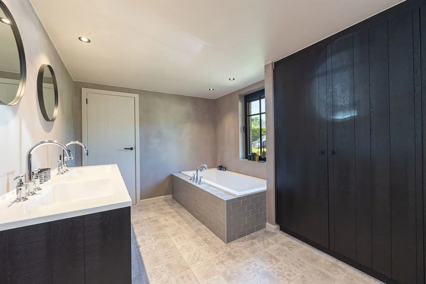 Stijlvol gerenoveerd wonen met prachtige zwemvijver foto 13