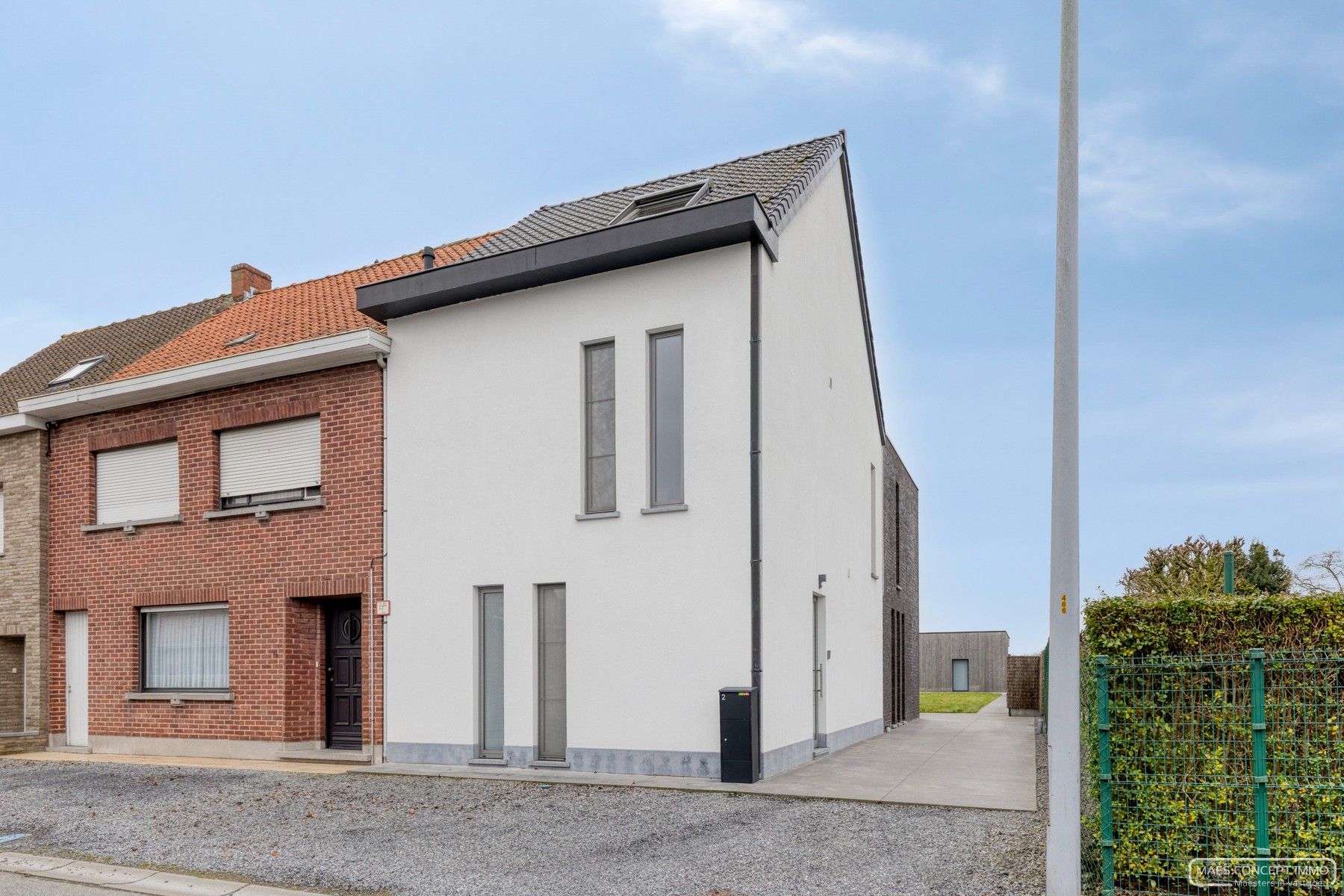 Instapklare halfopen woning in Waregem met bijgebouw en weids zicht foto 2