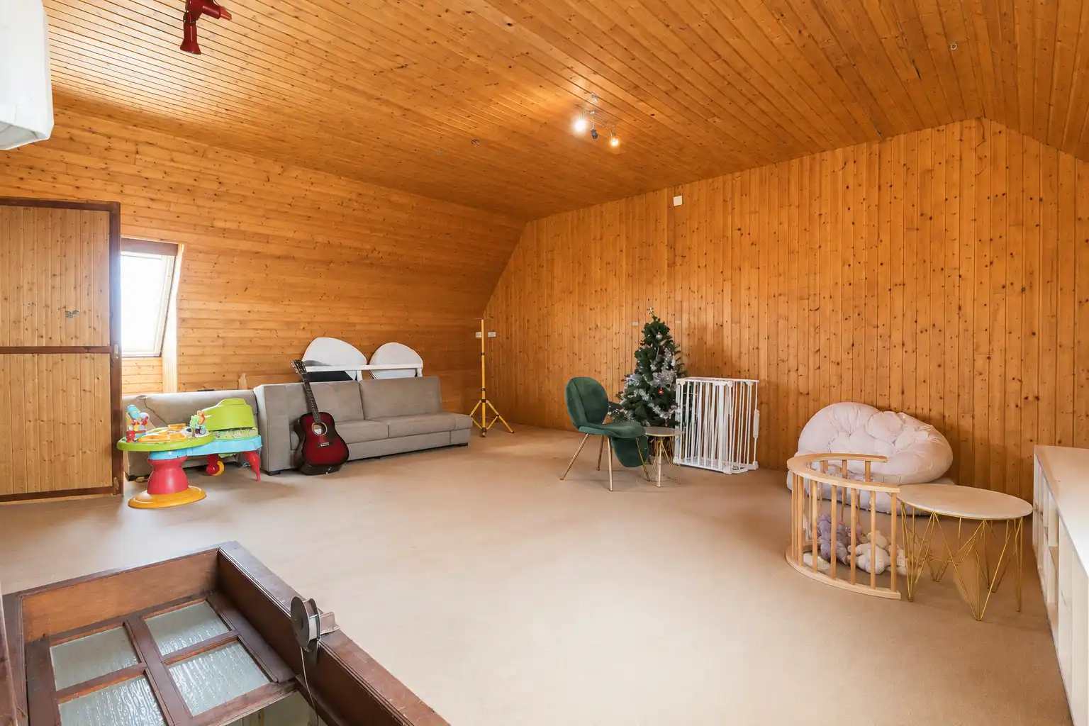 Zeer ruime en lichtrijke bel-etagewoning met 3 grote slaapkamers, dubbele garage en tuin. foto 12