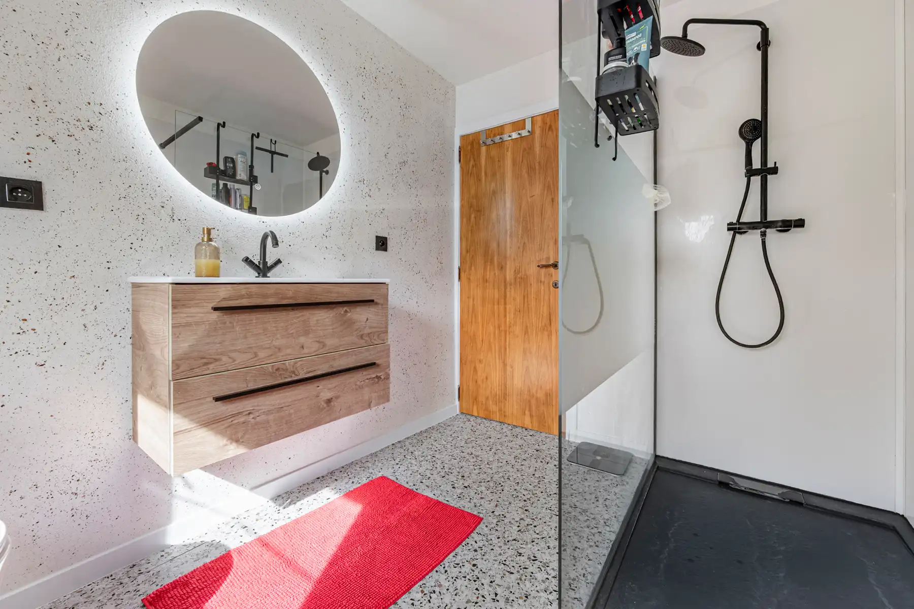 Gerenoveerde, instapklare rijwoning met 2 slk in Zele foto 9