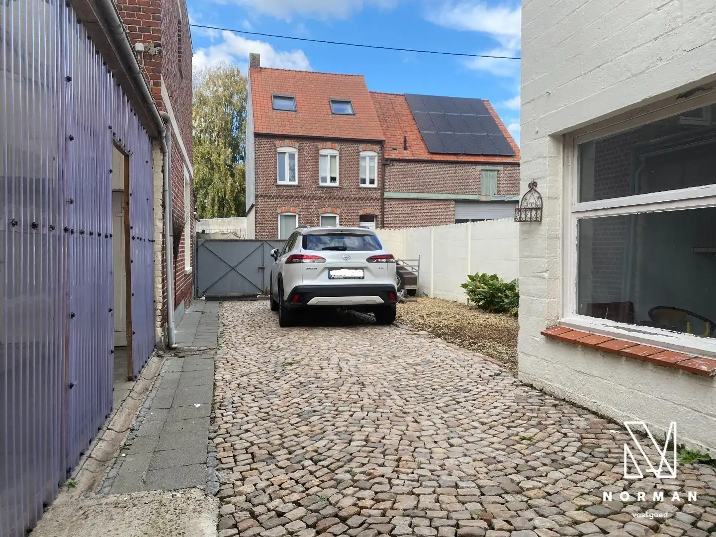 Halfopen woning met 3 slaapkamers, bijgebouw/atelier en grote voorkamer voor eventuele handelszaak foto 2