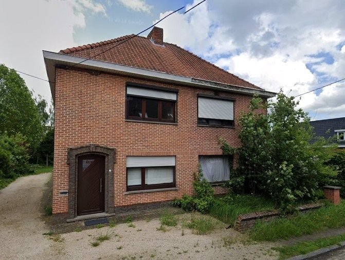 Halfopen bebouwing met tuin, carport en drie slaapkamers in Eksaarde foto {{pictureIndex}}