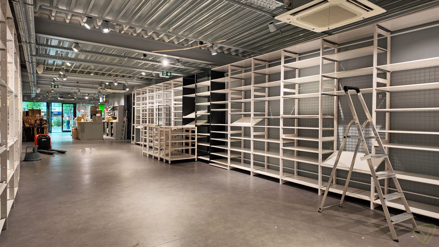 Exclusieve handelsruimte te huur op één van de commercieel gunstigste locaties te Eeklo! foto 5
