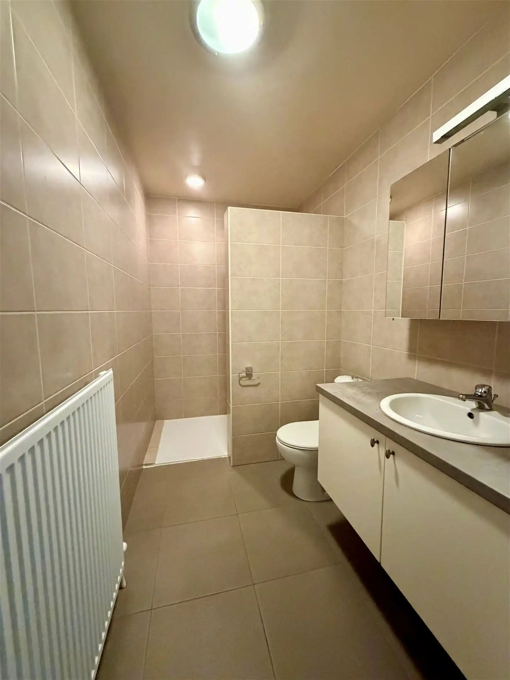 Aan de stadsrand, lichtrijk appartement met garage foto 8