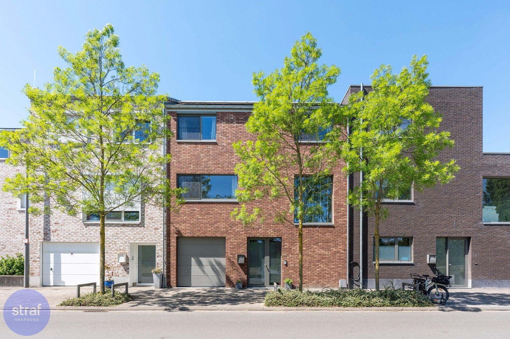 Toffe recente woning met zonnepanelen en batterij in rustige wijk foto {{pictureIndex}}