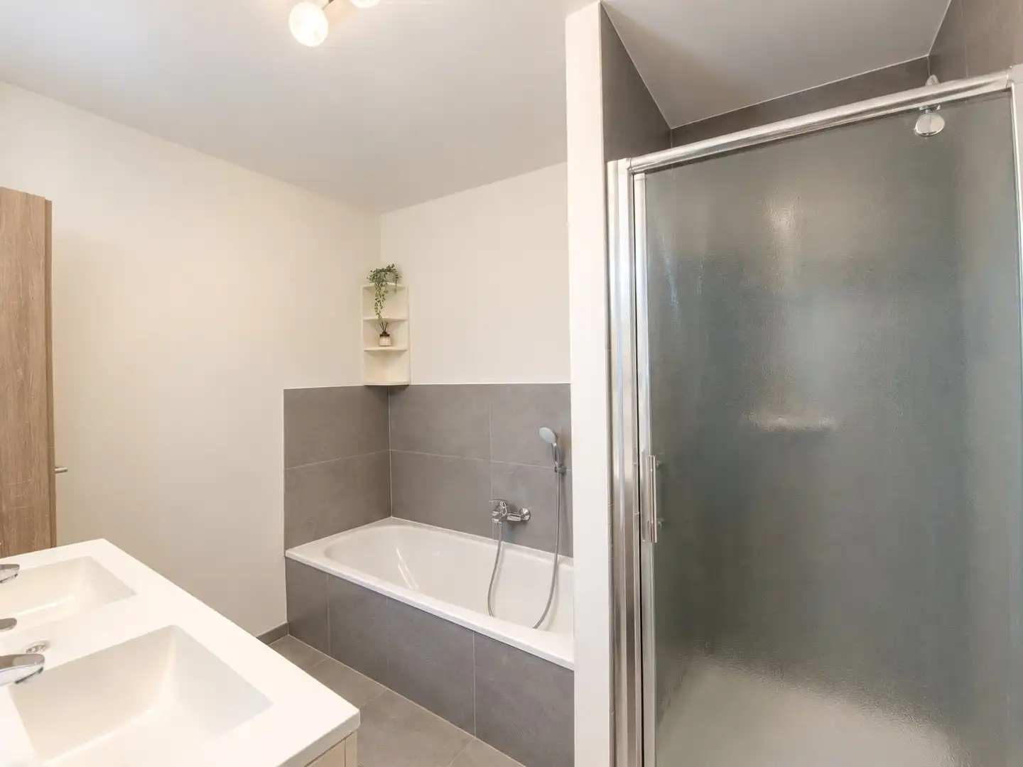 RUIM APPARTEMENT MET 3 SLPKS EN GARAGEBOX IN HARTJE WAKKEN foto 12