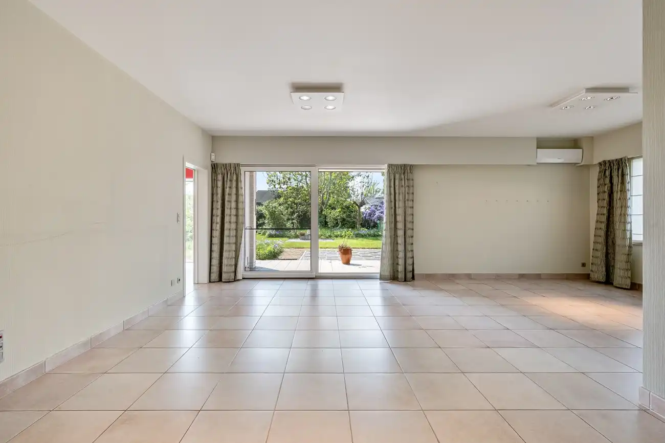 Ruime en degelijke open woning met inpandige garage en gezellige zuidwest georiënteerde tuin op een rustige locatie nabij het centrum van Lochristi! foto 5