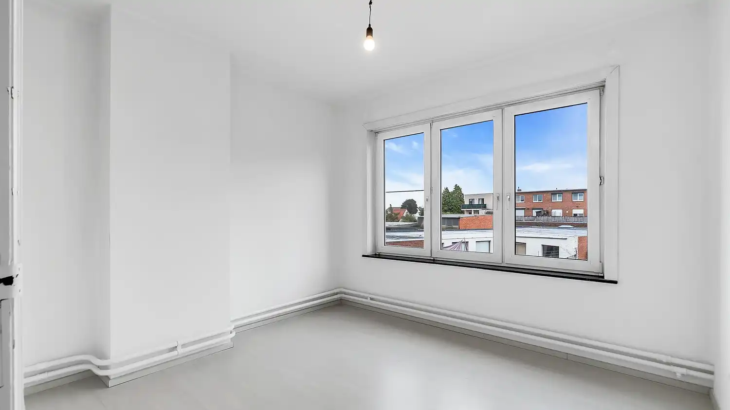 Totaal gerenoveerde en energiezuinige gezinswoning met 3 slaapkamers, carport voor 2 wagens en zonnige tuin in Paal foto 12