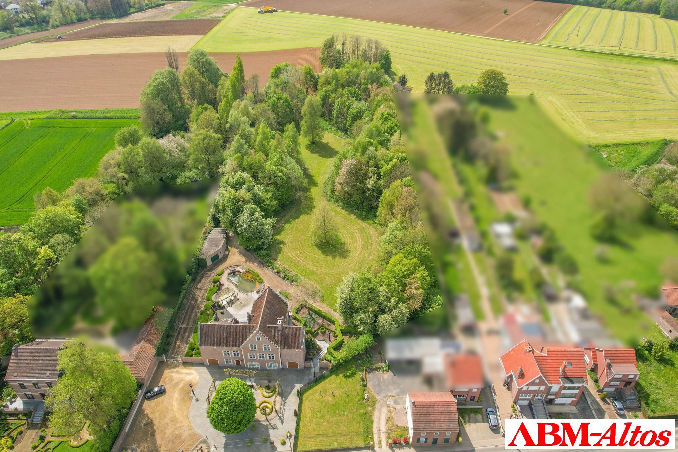 Verkoop via aandelen  Unieke villa met mogelijkheid tot combinatie wonen en werken foto {{pictureIndex}}