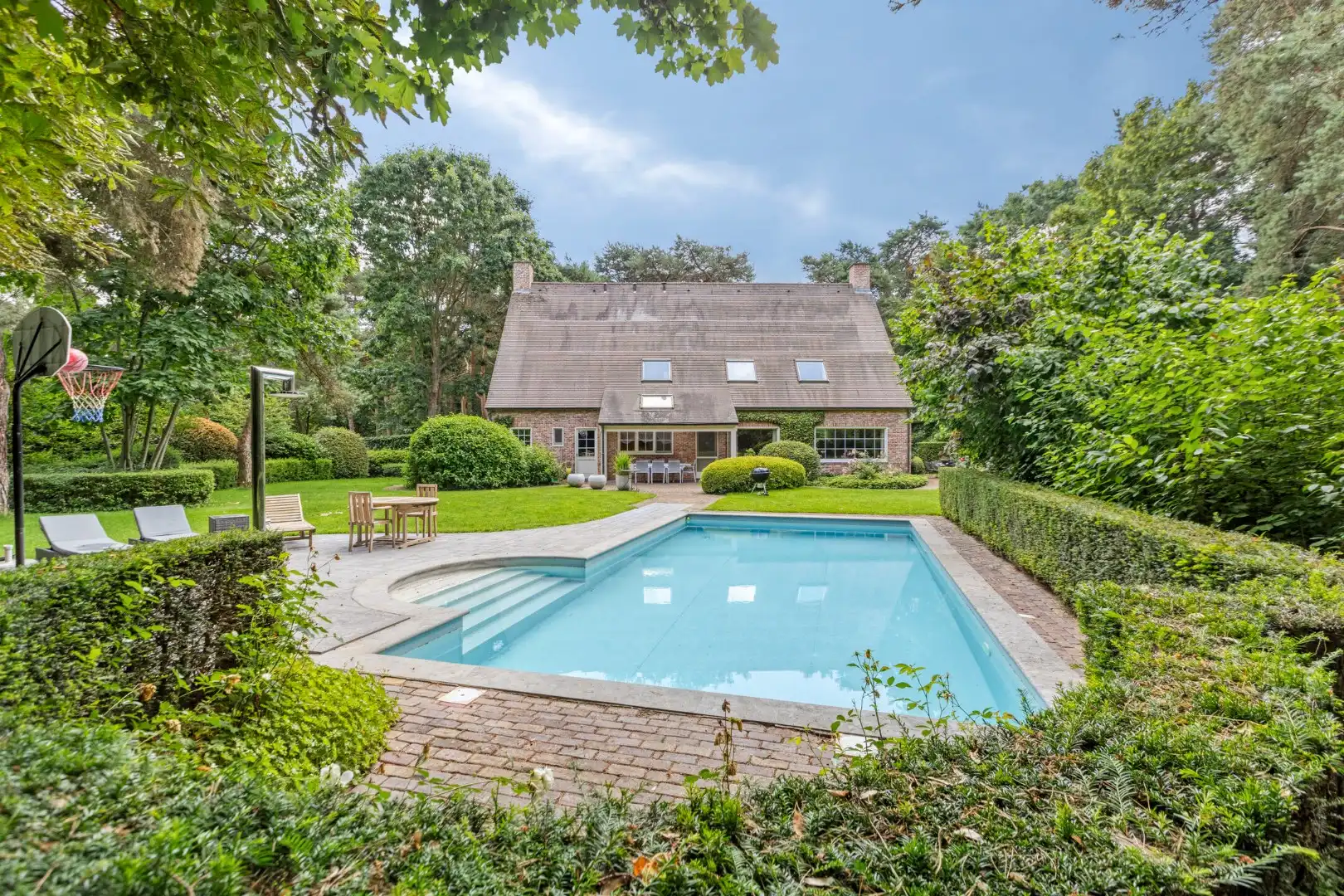 Prachtige villa met ruime tuin, zwembad en dubbele garage in Mol-Wezel ! foto 2