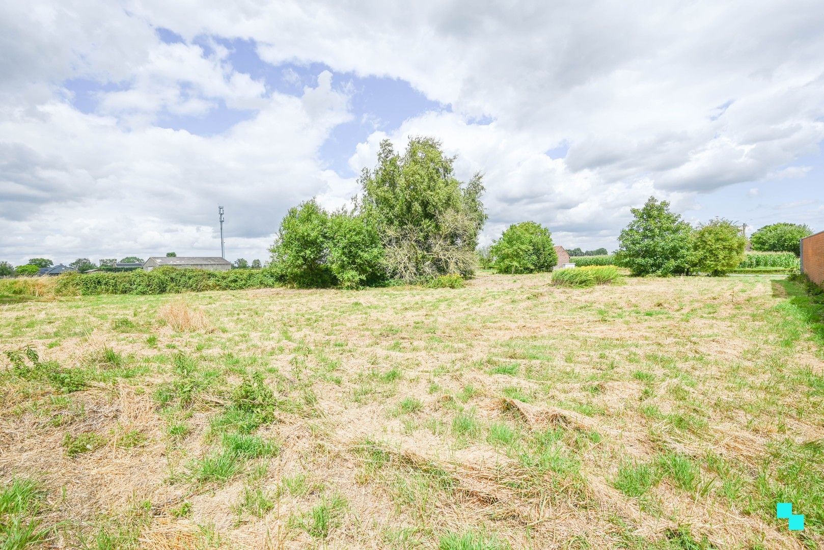 Royaal perceel gelegen in landelijk Oostrozebeke foto 5
