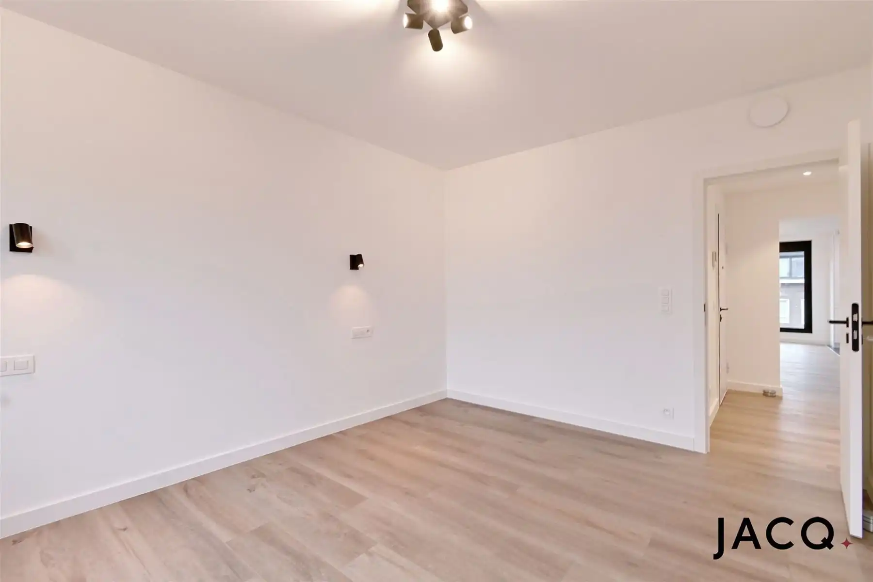 Gerenoveerd BEN-appartement te Berchem! foto 10