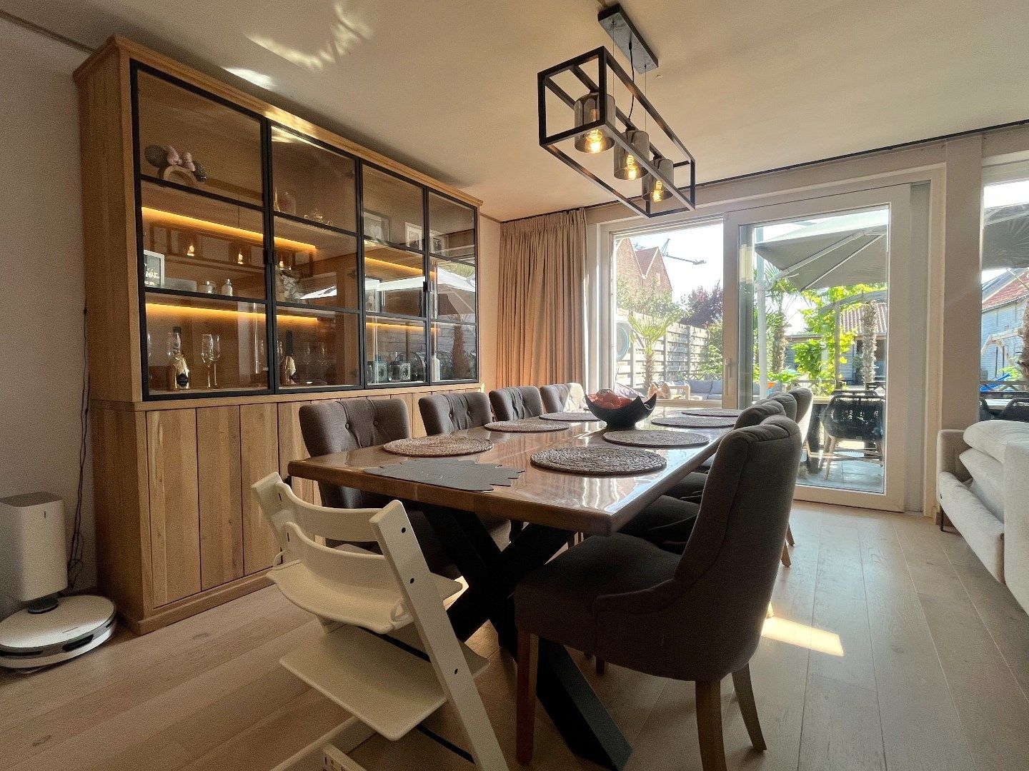 Ontdek deze instapklare en energiezuinige woning in een rustige buurt van Kuurne. foto {{pictureIndex}}
