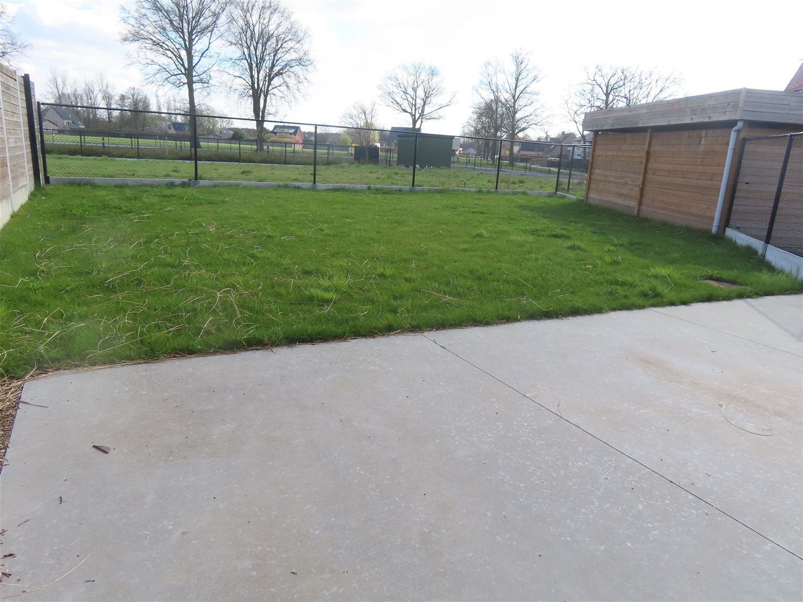 Gelijkvloers tweeslaapkamerappartement met tuin en carport! foto 11