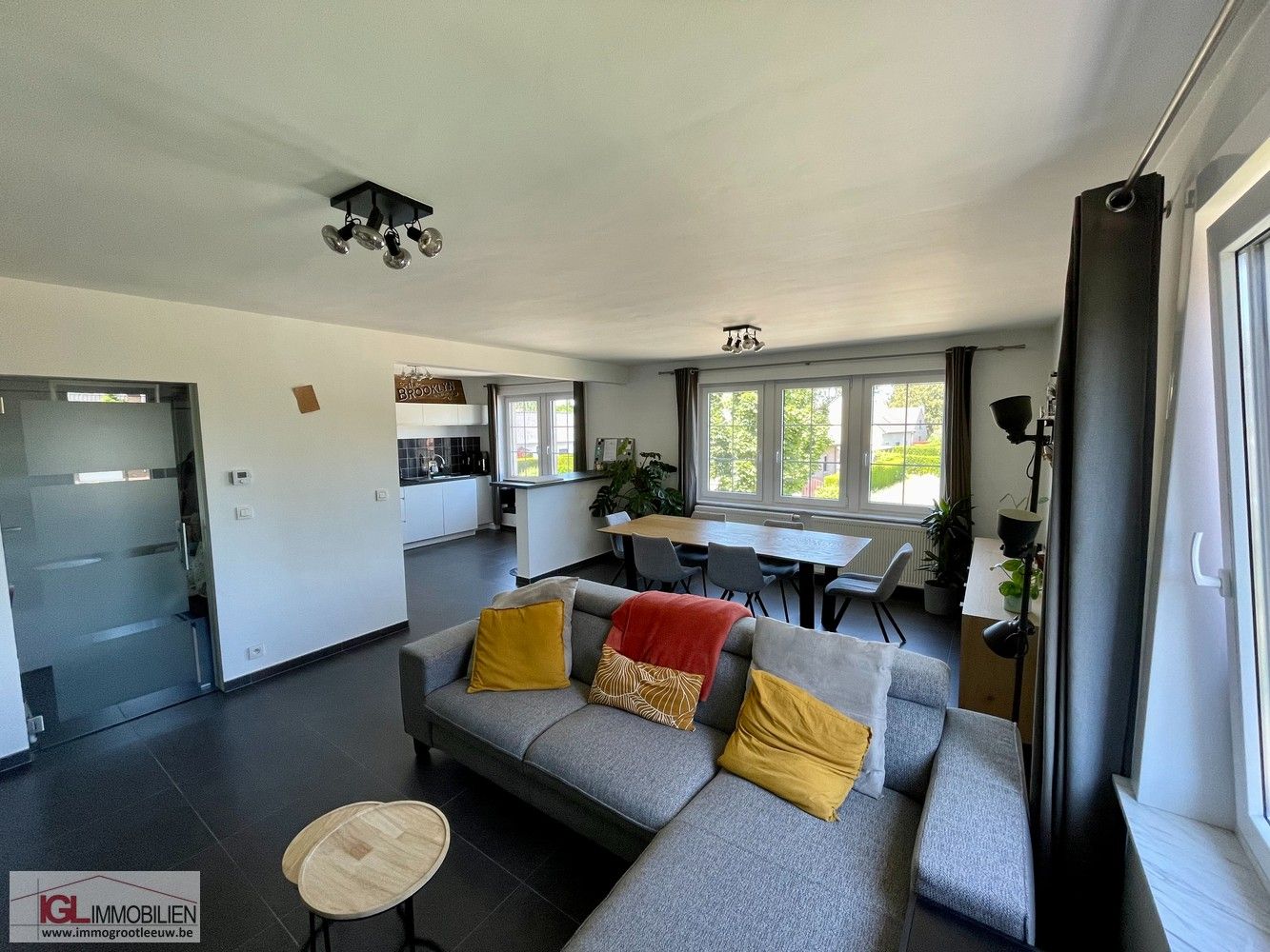 Ruim 2 slaapkamer appartement + garage foto {{pictureIndex}}